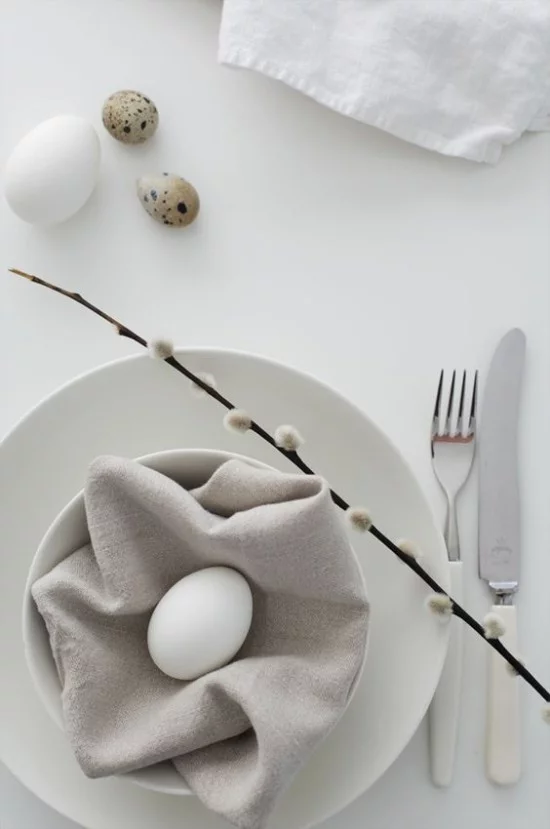 Minimalistische Tischdeko Ostern weiße