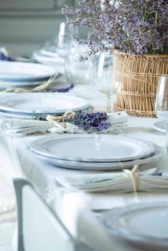 Tischdeko schönes Arrangement weißes Porzellan