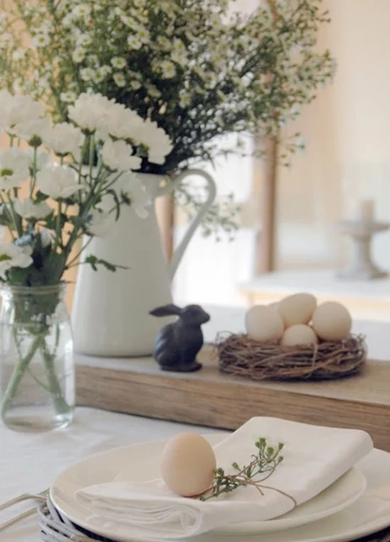 Tischdeko zu Ostern Blumen Vasen Hase Ostereier typische Symbole