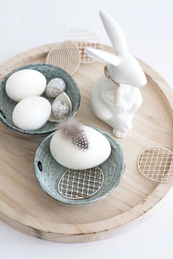minimalistische Tischdeko Ostern weiße Eier Hase Feder