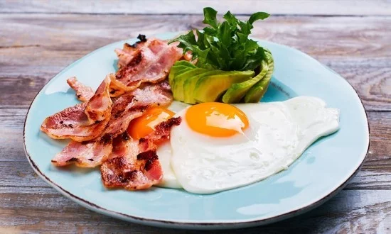 Kontinentales Frühstück Eier Bacon ketogene Diät
