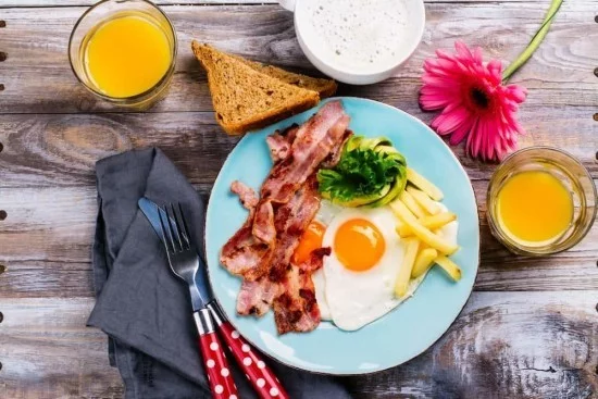 Kontinentales Frühstück ketogene Diät Spiegeleier Bacon Orangensaft