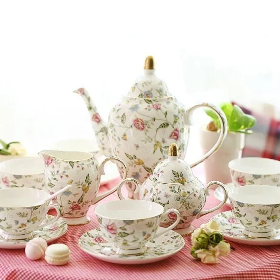 Tea time auf englischer Art feines Teegeschirr dezentes Muster