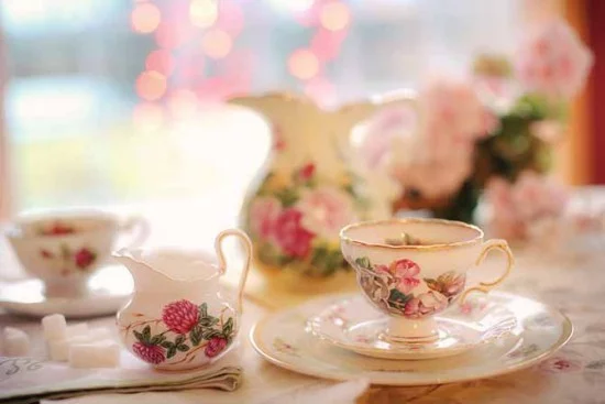Tea time auf englischer Art feines Teeservice schöne Blumenmuster