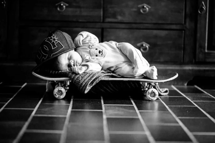 baby fotos ideen fotoshooting ideen kreativ lustige babybilder skateboard