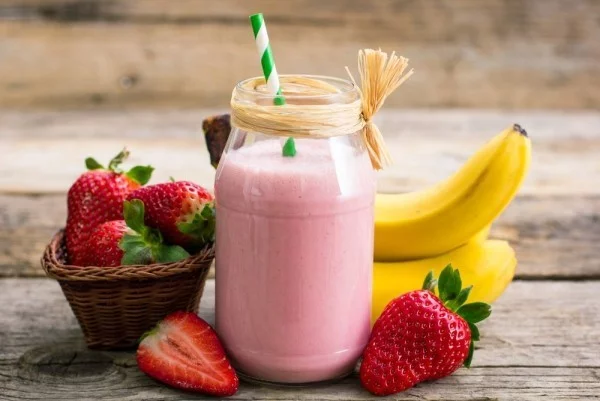 Erdbeeren Banane Smoothie im Glas macht schlank und gesund