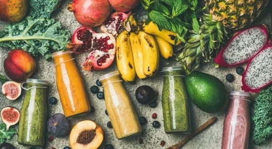 Farbenfrohe Fitness Smoothies in kleinen Flaschen frisches Obst Gemüse