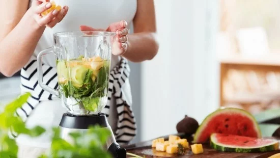 Fitness Smoothies zubereiten zuhause Ananasstücke Standmixer Wassermelone Wasser Minze