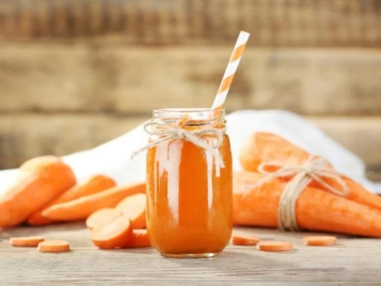 Karotten orangegefärbter Smoothie gesund macht fit