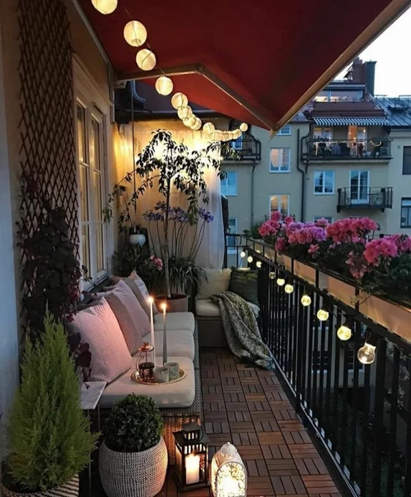 balkongestaltung einrichtungsideen balkon ideen palettenmoebel deko lampen