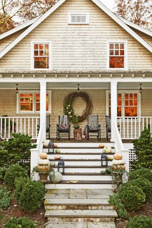 Herbstdeko basteln Treppen zum Haus und Veranda