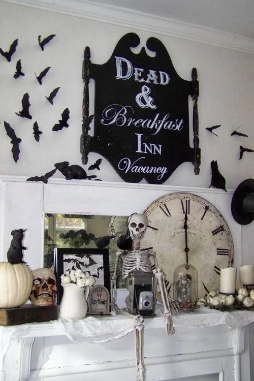 Deko Ideen zu Halloween den Kaminsims dekorieren Skelete Schädel schwarze Mäuse Federmäuse
