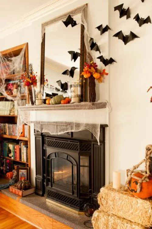 Deko Ideen zu Halloween den Kaminsims schmücken orange und schwarz wählen