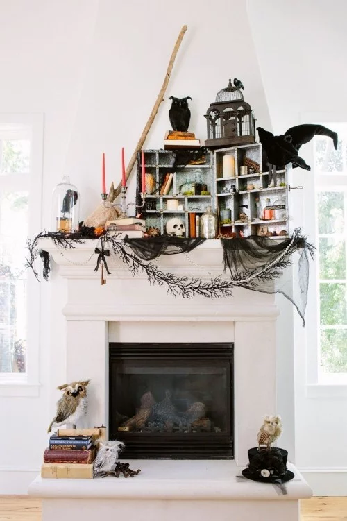 Deko Ideen zu Halloween in schwarz weiß den Kaminsims dekorieren