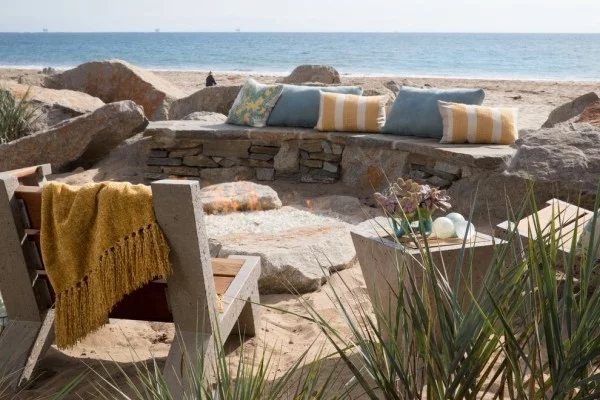 interessante Outdoor-Gestaltung rustikal und urig Feuerstelle aus Stein an der Küste