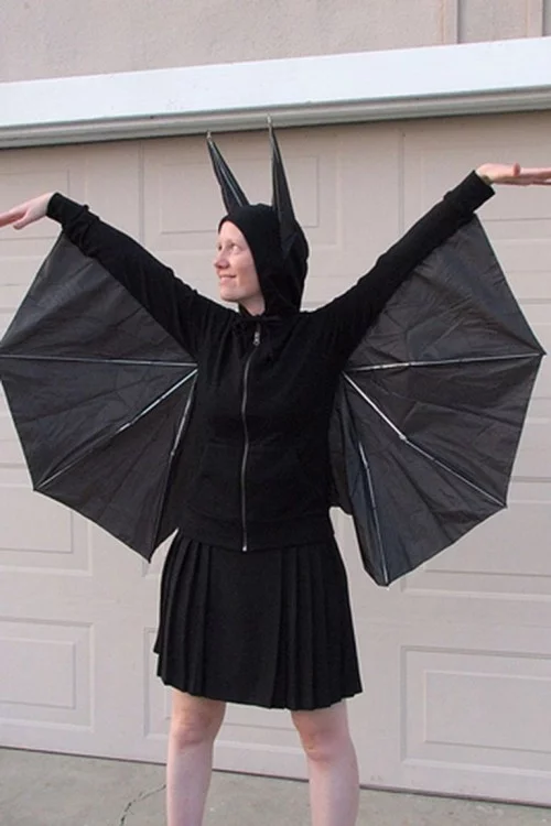 Fledermaus Halloween Kostüm ganz in Schwarz leicht nachzumachen