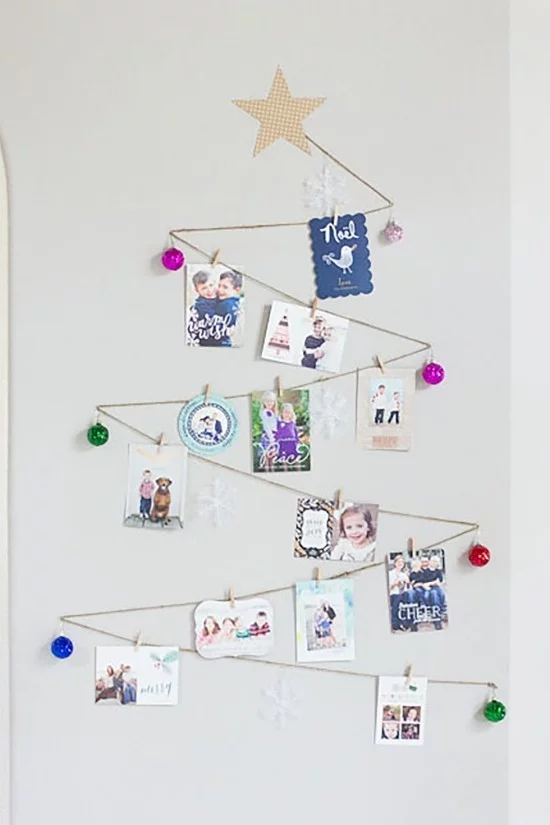 Weihnachtskarten Juteschnur in Form eines Weihnachtsbaums daran Grußkarten hängen