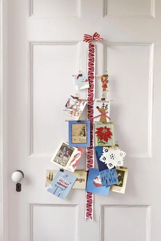Weihnachtskarten rot weiße Schleife daran Grußkarten anbringen an der Tür hängen lassen