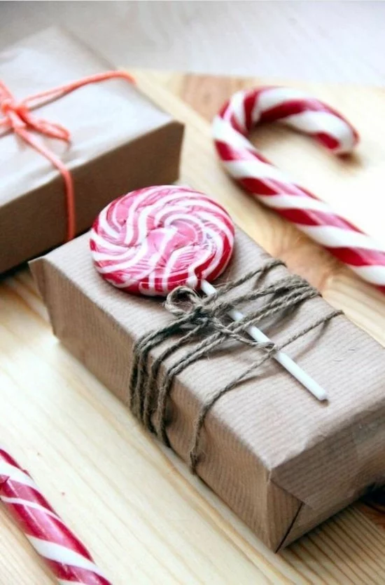 last minute weihnachtsgeschenke verpacken mit süßigkeiten
