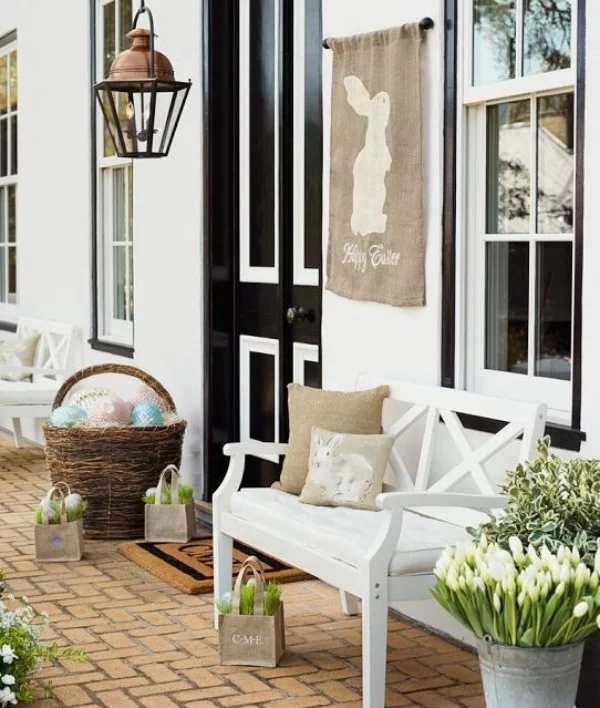 Osterdeko draußen die Veranda festlich dekorieren Hase Laterne weiße Tulpen Sitzbank