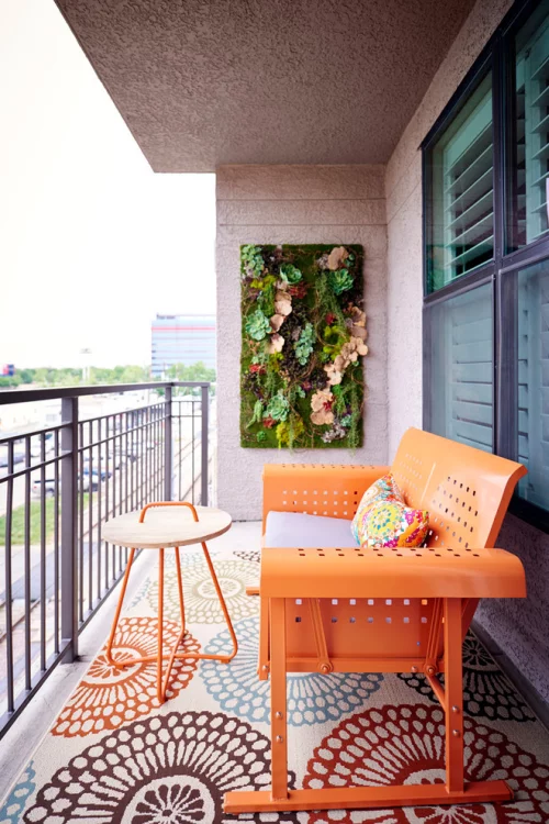 Balkon Ideen kleinen Balkon gestalten buntes Design vertikaler Garten