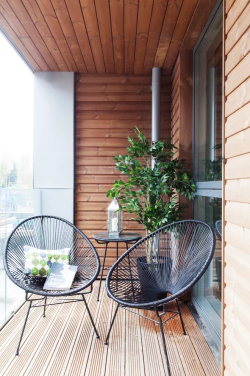 Balkon Ideen kleinen Balkon gestalten puristisch Holz Grünpflanze zwei Sessel aus Metall