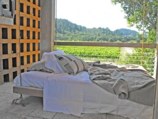 Hängebett draußen Platz für vollen Relax auf der überdachten Terrasse