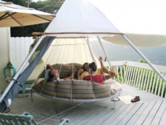 Hängebett draußen modernes Modell in runder Form als Zelt junge Leute amüsante Stunden