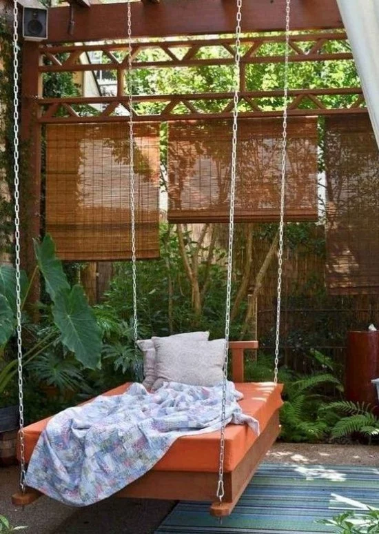 Hängebett draußen viel Grün exotische Pflanzen Sichtschutz auf der Veranda