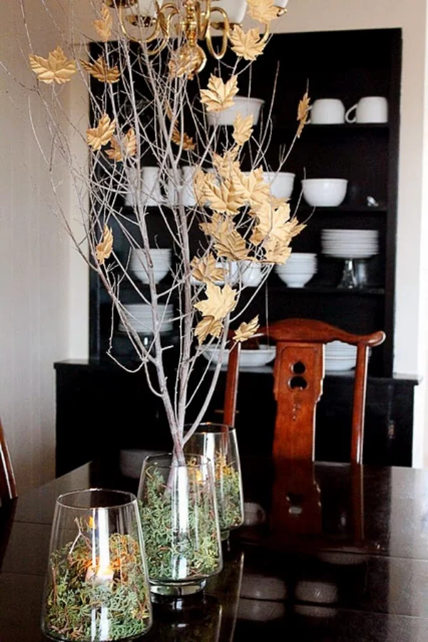 Hinreißende Herbstdeko Ideen Zweige mit verwelkten Blättern auf dem Esstisch