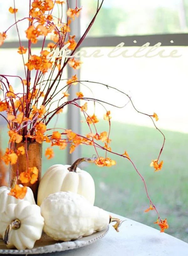 Hinreißende Herbstdeko Ideen auf der Fensterbank auf einem Tablett weiße Kürbisse Vase mit Herbstblättern