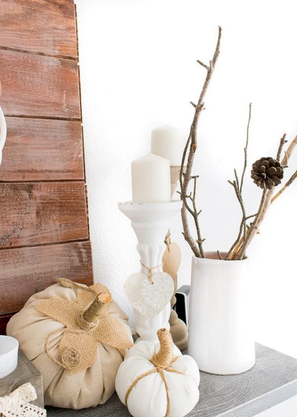 Hinreißende Herbstdeko Ideen im Scandi Style weiße Kürbisse weiße Kerzen weiße Vase kahle Zweige Tannenzapfen