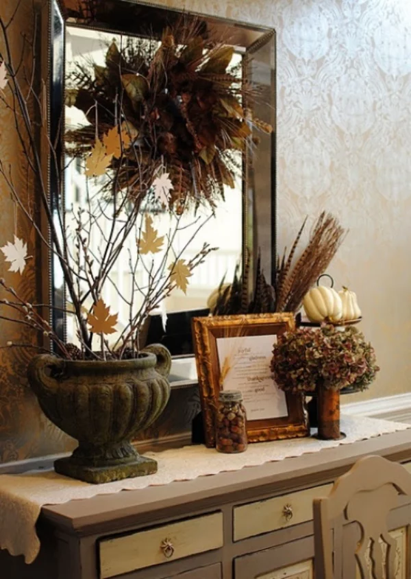 Hinreißende Herbstdeko Ideen in Vintage Stil auf dem Konsolentisch vor dem Spiegel bunte Blätter Weizengarbe