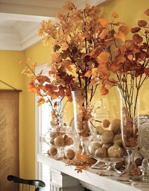 Hinreißende Herbstdeko Ideen üppiger Schmuck auf dem Kaminsims mit bunten Blättern in Vasen