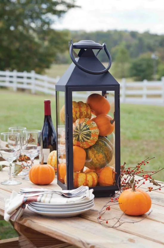 Laternen tolle Herbstdeko mit Laternen stilvolle Tischdeko im Freien gemütliche Stunden bei einem Glas Wein