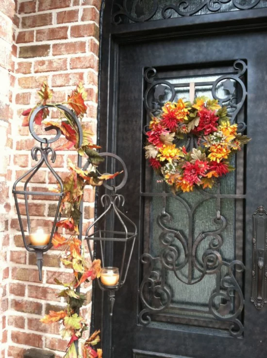 Laternen tolle Herbstdeko mit Laternen vor der Haustür Teelichter Herbstkranz aus bunten Blättern an der Tür