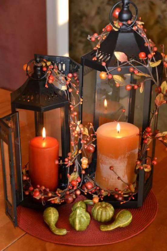 Laternen tolle Herbstdeko mit Laternen zwei Laternen mit Kerzen rote Beeren als Schmuck kleine Kürbisse vorne