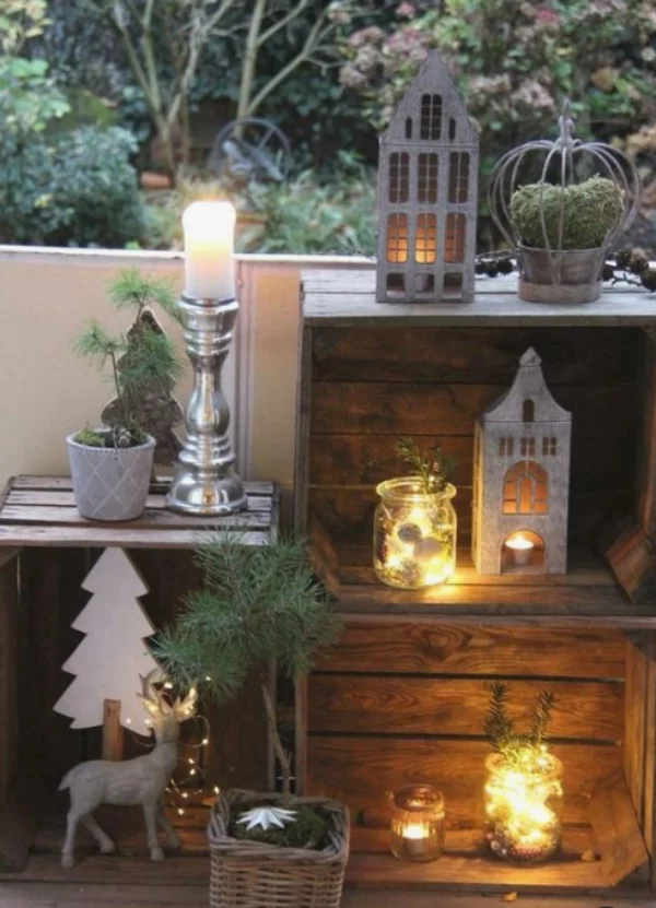 Weihnachtsdeko für Balkon Kerzen Lichter und Weihnachtsfiguren Holzkisten