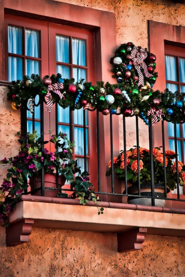 Weihnachtsdeko für Balkon Weihnachtskugeln Girlanden in verschiedenen Farben komplettieren den festlichen Look bringen den Balkon zum Glänzen