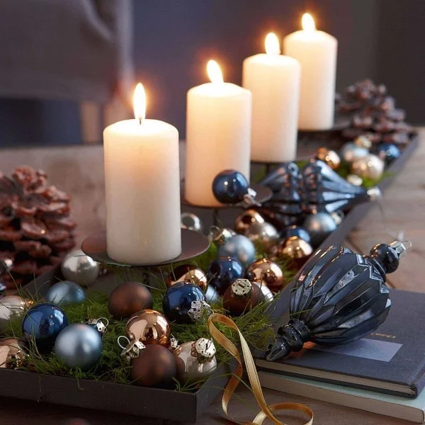 Kerzen dekorieren - tolle Weihnachtskugeln in Blau