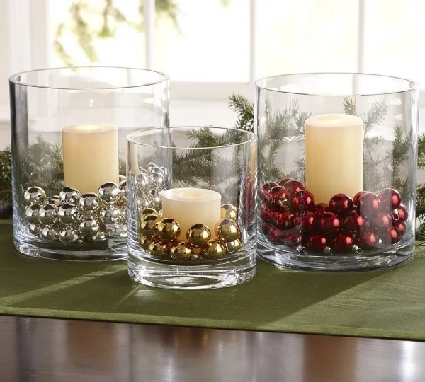 Kerzen dekorieren weihnachtskugeln in drei farben