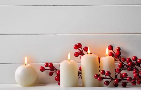 Kerzen dekorieren - weiße Wände mit roten Früchten