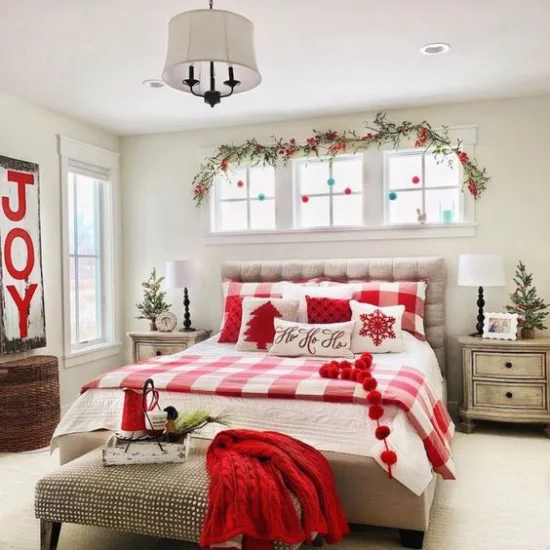 Schlafzimmer weihnachtlich dekorieren Bettdecke in Karomuster rot weiß grüne Zweige Girlande