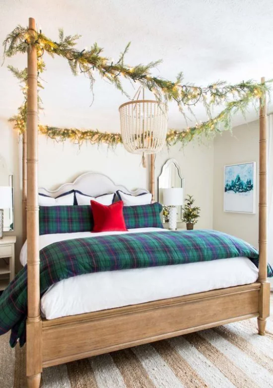 Schlafzimmer weihnachtlich dekorieren großes Schlafbett Lichter grüne Girlanden