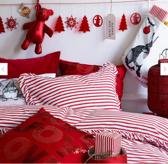 Schlafzimmer weihnachtlich dekorieren in rot und weiß Girlande aus Weihnachtsornamenten