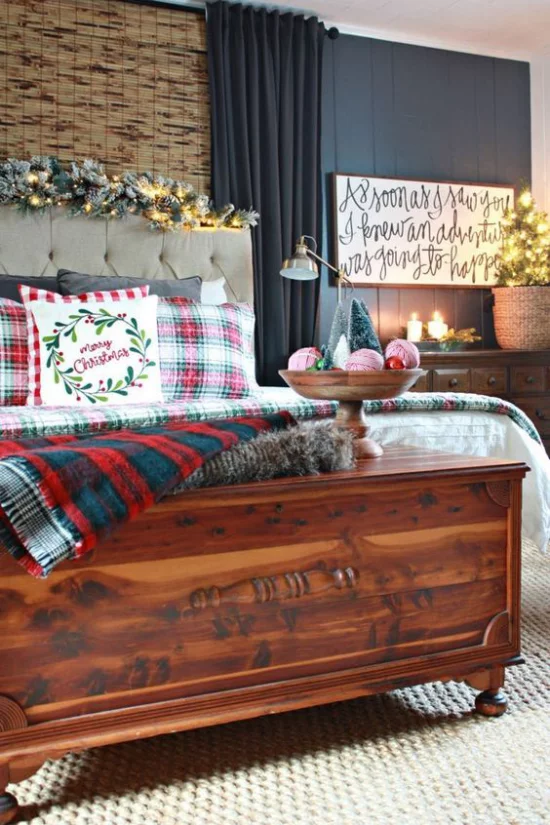 Schlafzimmer weihnachtlich dekorieren klassische Raumgestaltung Lichter anzünden festliche Atmosphäre
