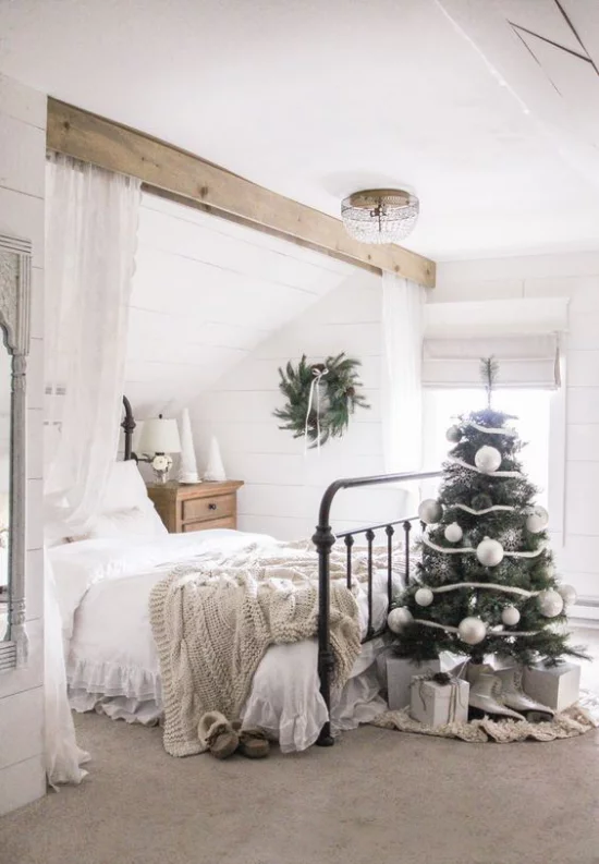 Schlafzimmer weihnachtlich dekorieren neutral gestaltetes Ambiente ein dezent geschmückter Christbaum