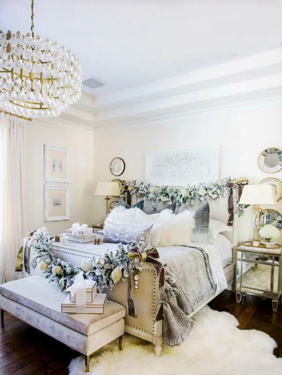 Schlafzimmer weihnachtlich dekorieren neutrales Ambiente Weiß Silber etwas Blau Girlanden