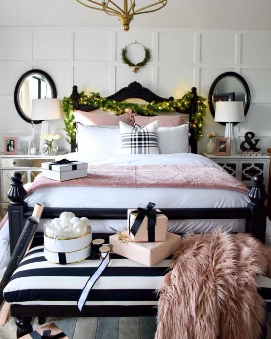 Schlafzimmer weihnachtlich dekorieren rosa Kunstpelzdecke rosa Bettdecke grüne Girlanden Lichter