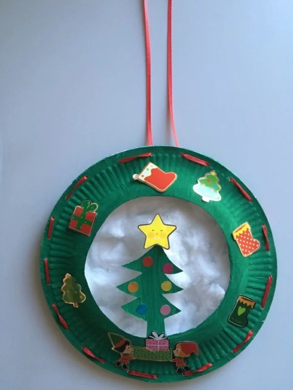 kreativen weihnachtskranz aus papptellern basteln mit kindern